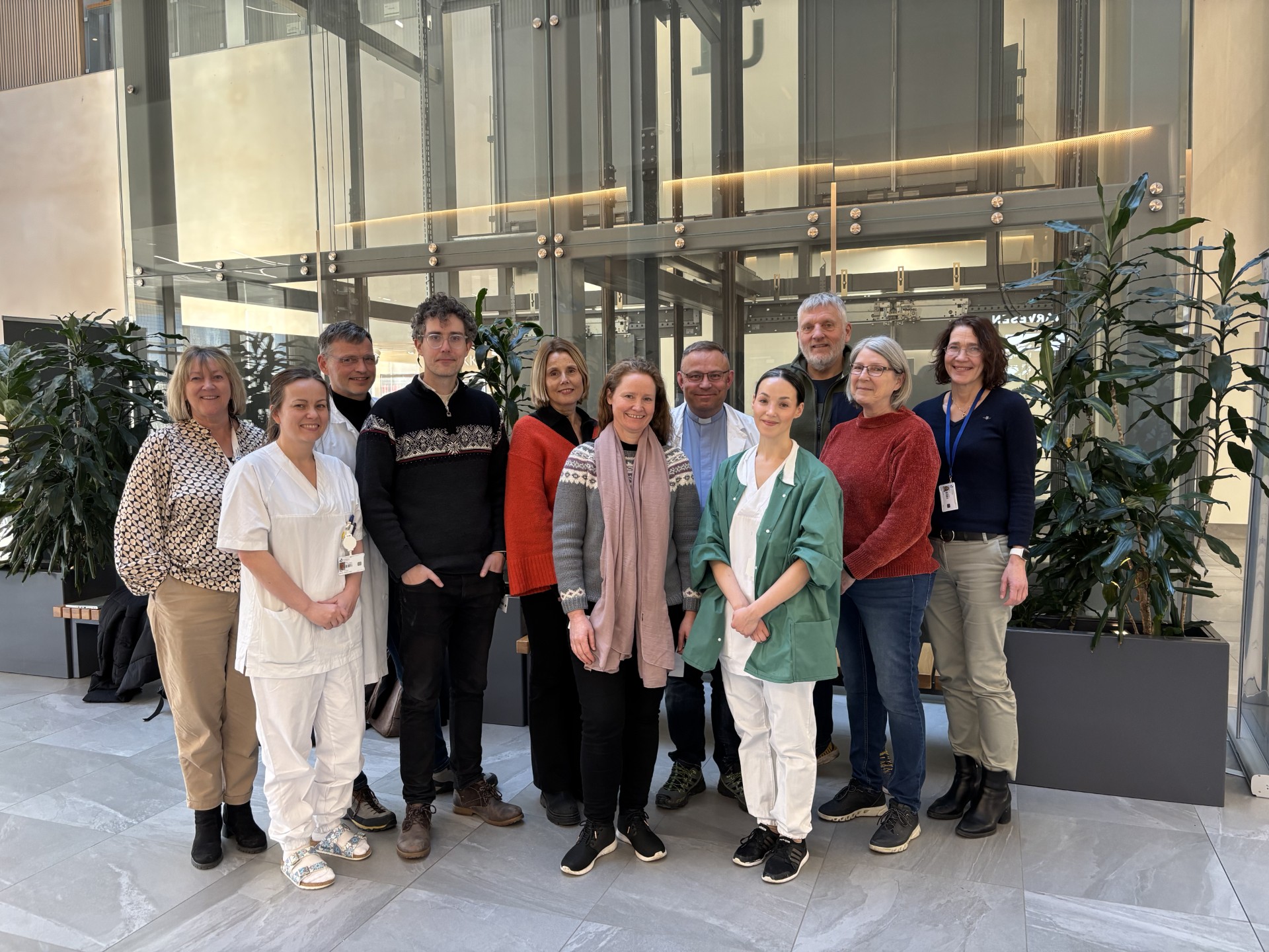 En gruppe mennesker som poserer for et bilde