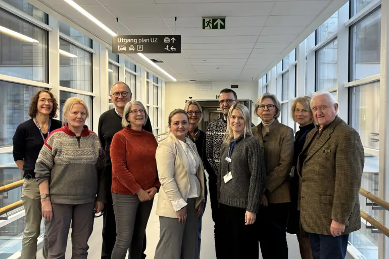 En gruppe mennesker som poserer for et bilde