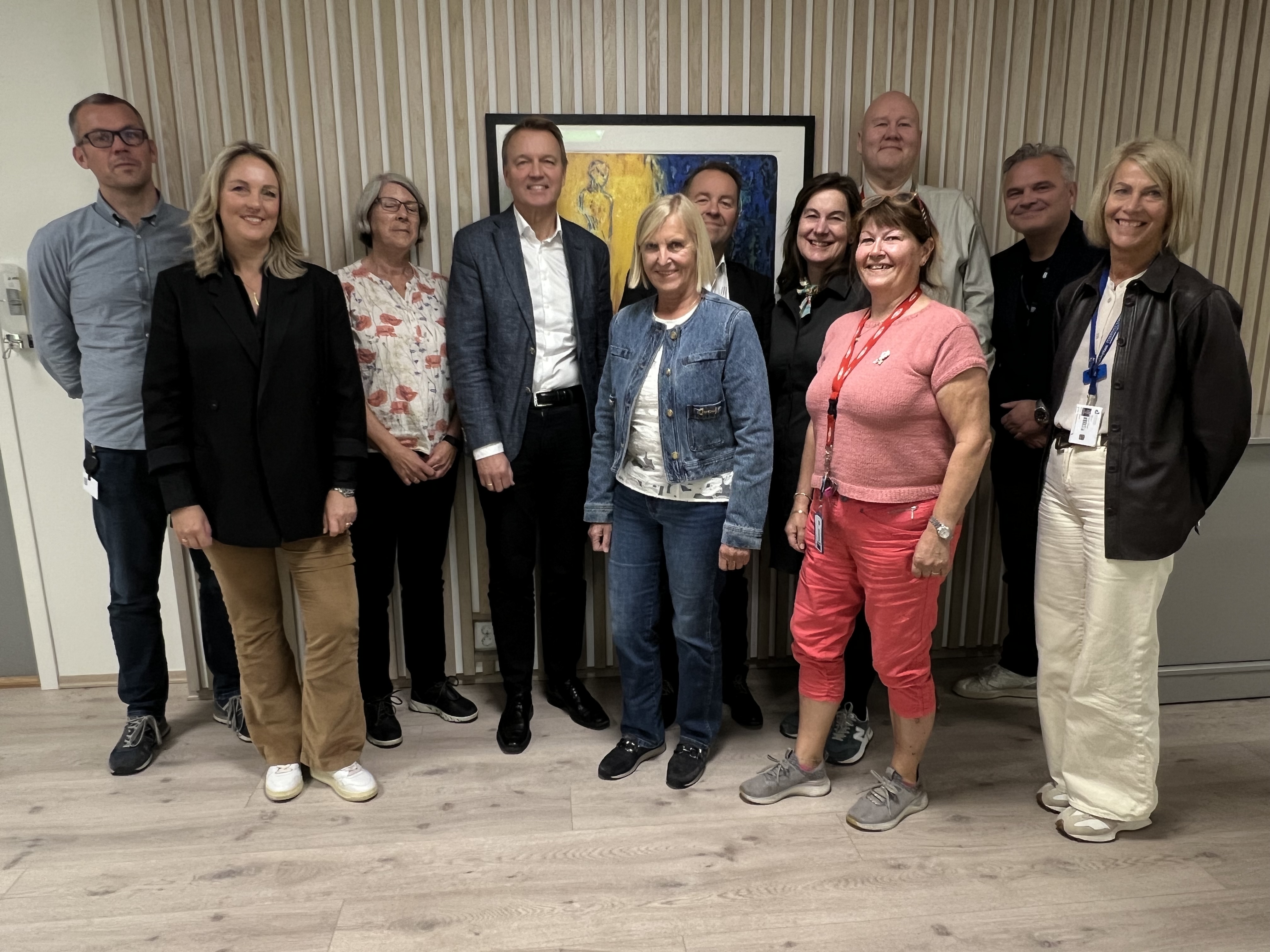 En gruppe mennesker som poserer for et bilde