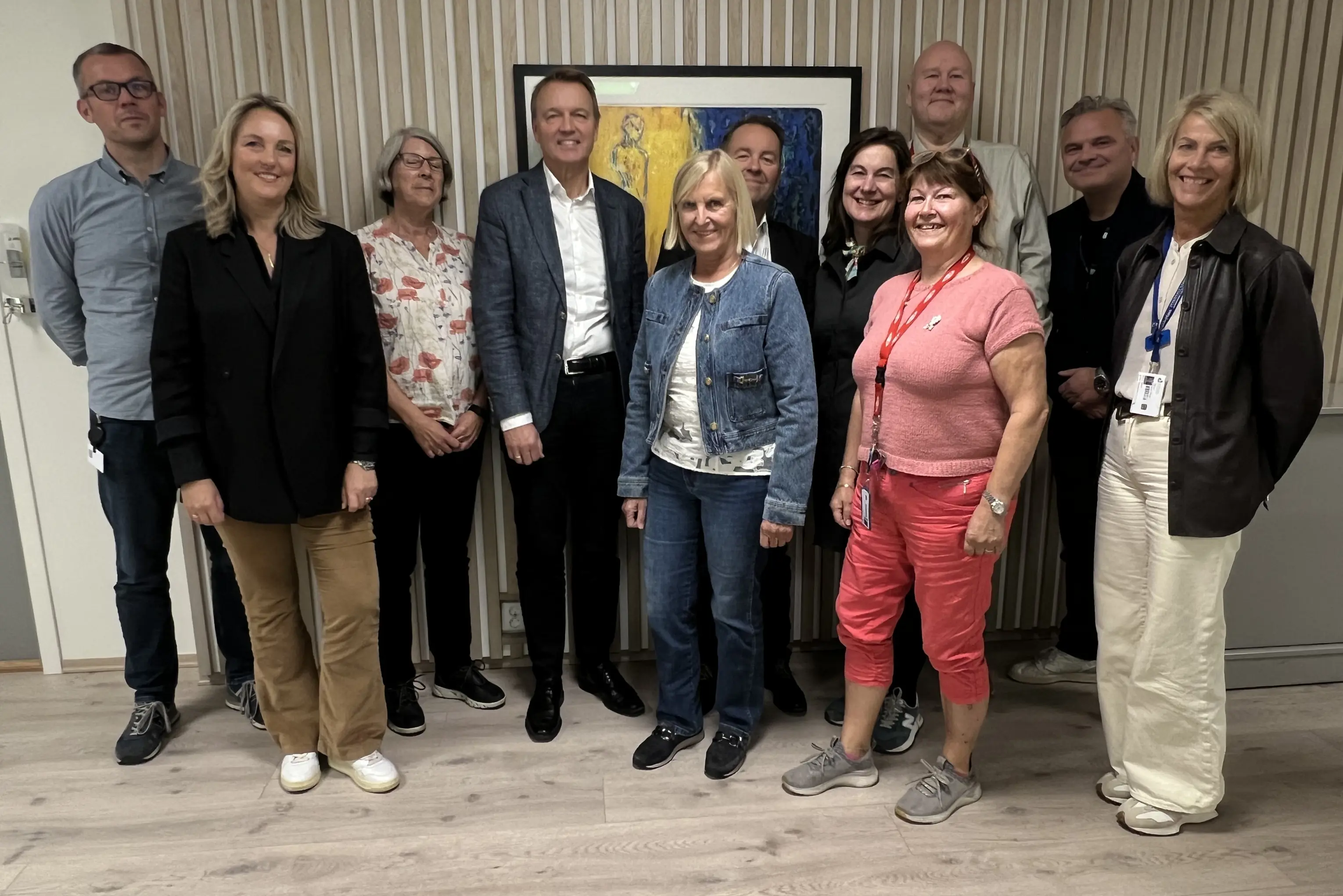 En gruppe mennesker som poserer for et bilde