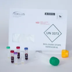 En hvit boks med en gruppe flasker i