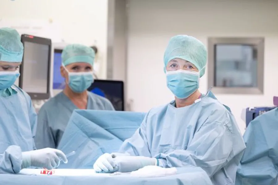 En gruppe kirurger i et rom