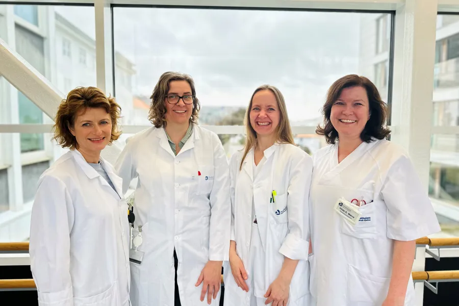 En gruppe kvinner i hvite laboratoriefrakker