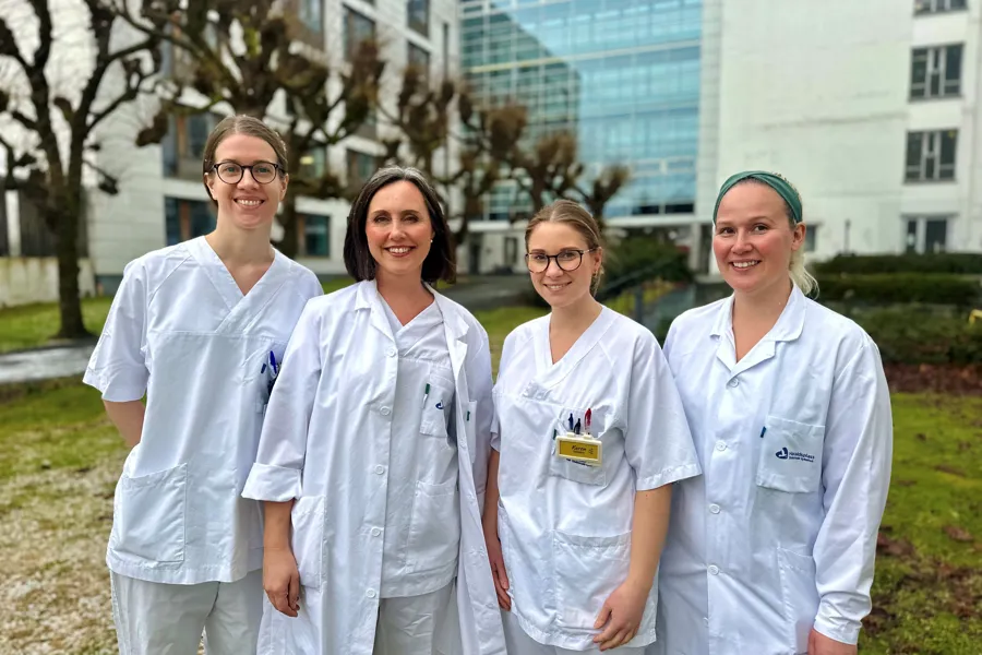 En gruppe kvinner i hvite laboratoriefrakker