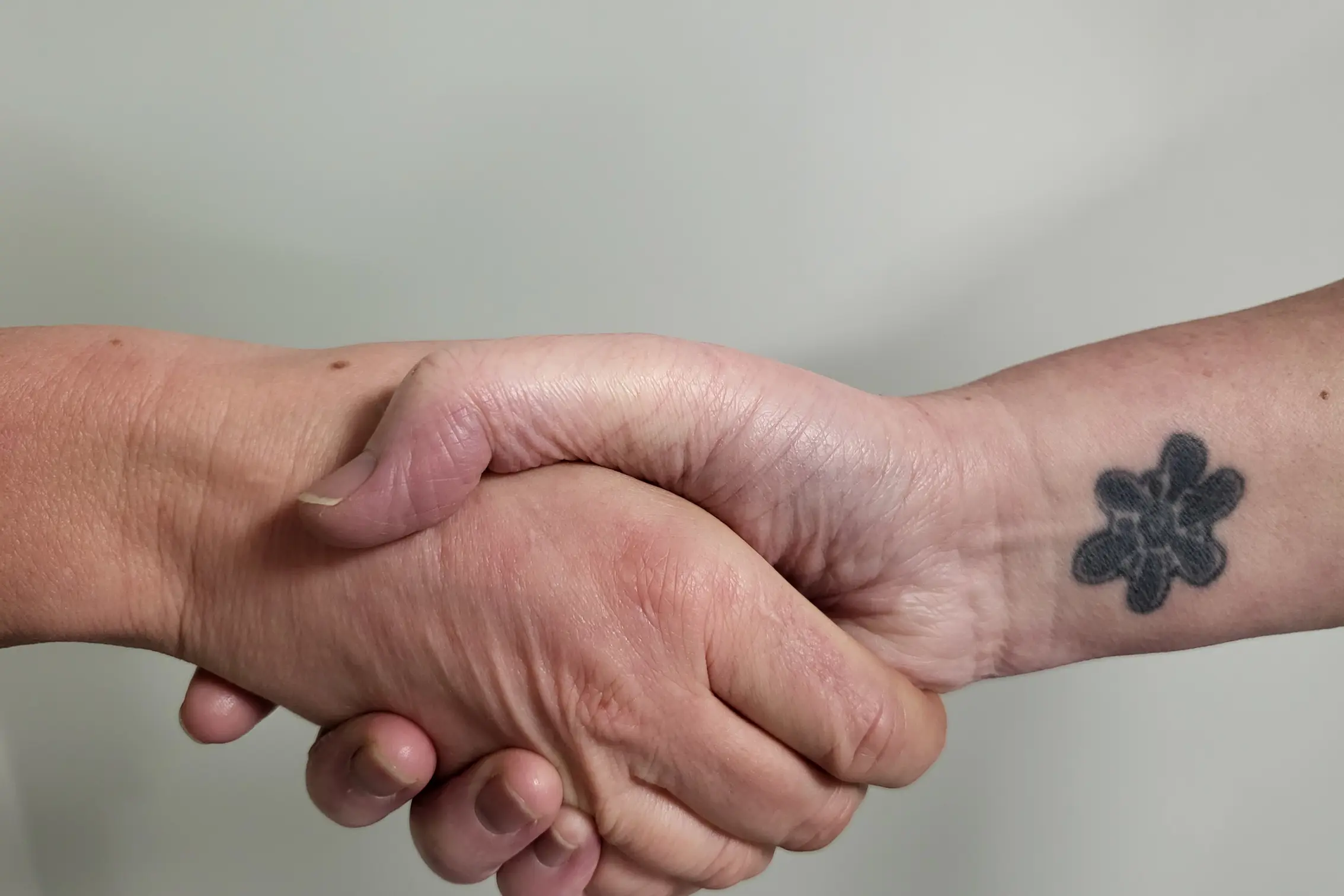 En persons hånd med en tatovering på