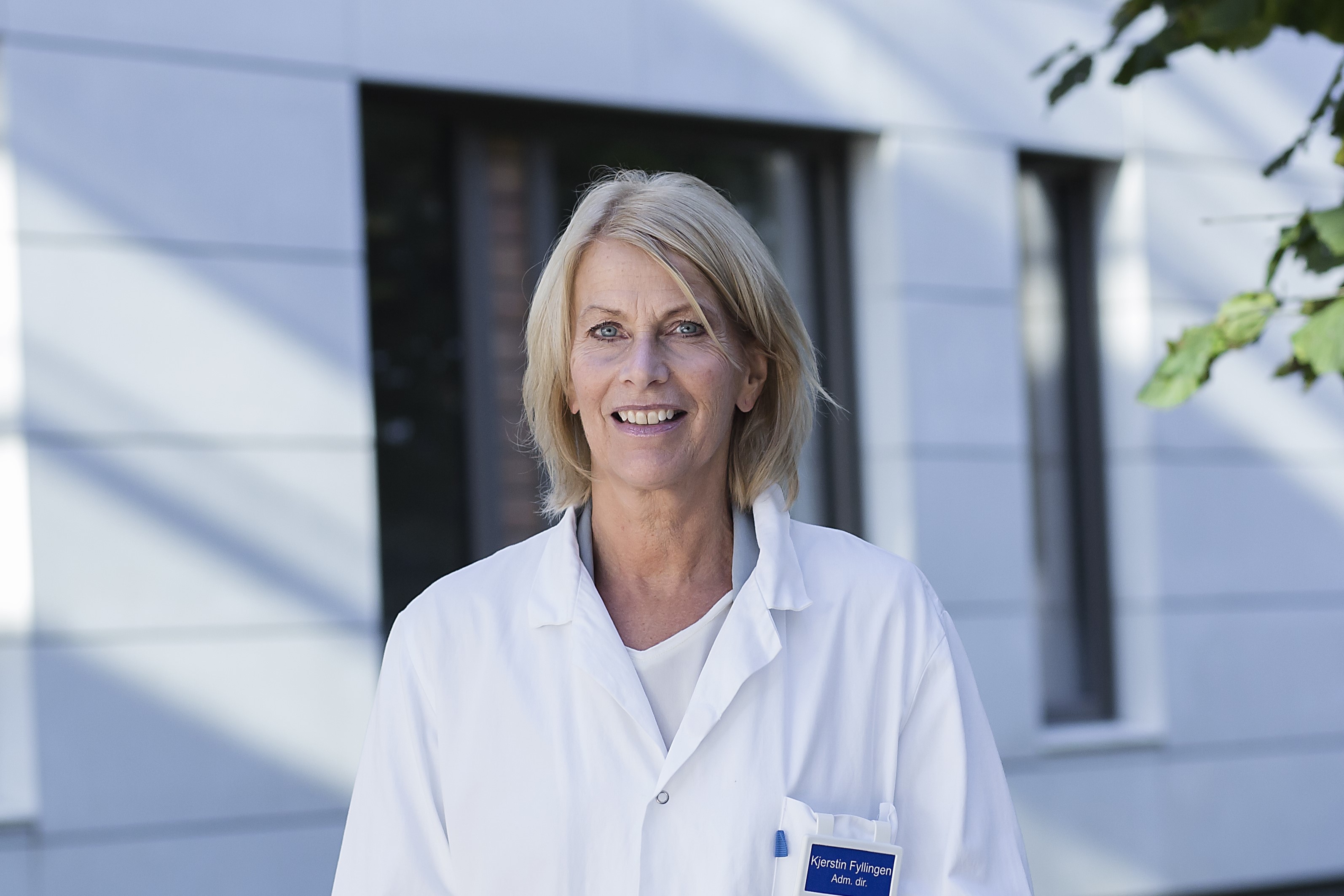 A person wearing a white shirt