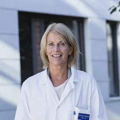 En person iført en hvit skjorte