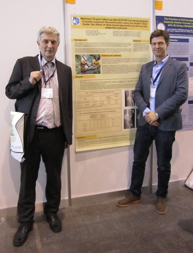 Et par menn som poserer for et bilde