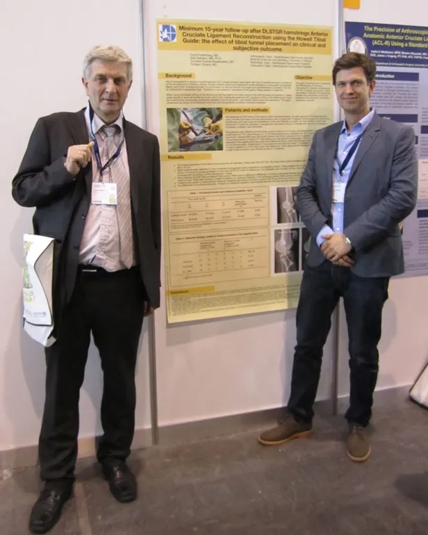 Et par menn som poserer for et bilde