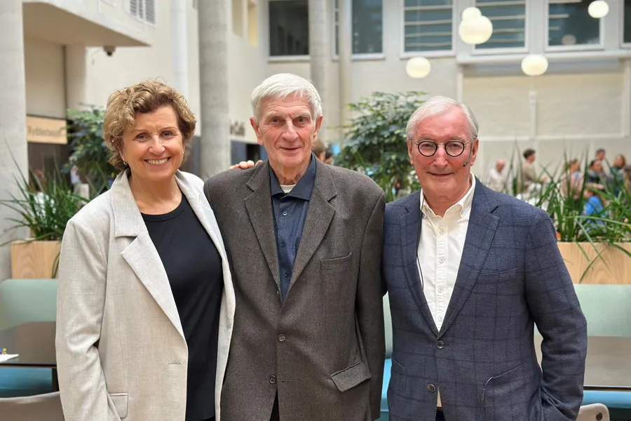 En gruppe mennesker som poserer for et bilde