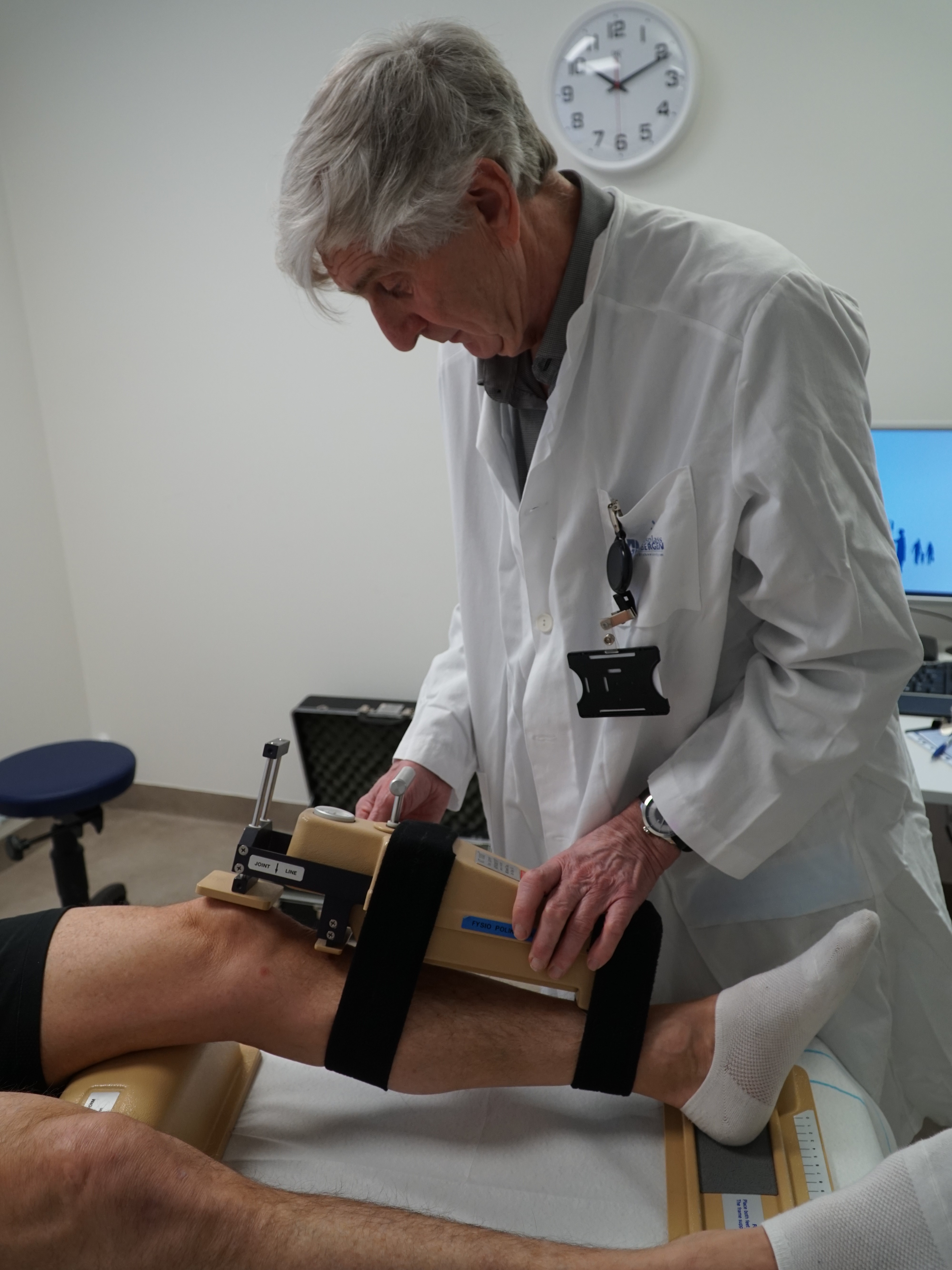 En lege som sjekker pasientens puls