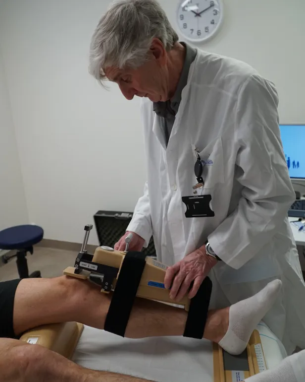 En lege som sjekker pasientens puls