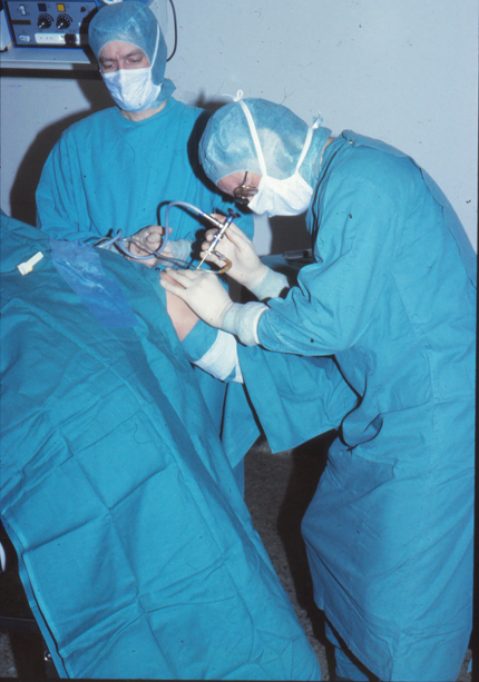 Et par kirurger som utfører kirurgi