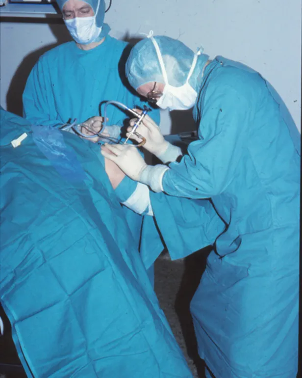 Et par kirurger som utfører kirurgi