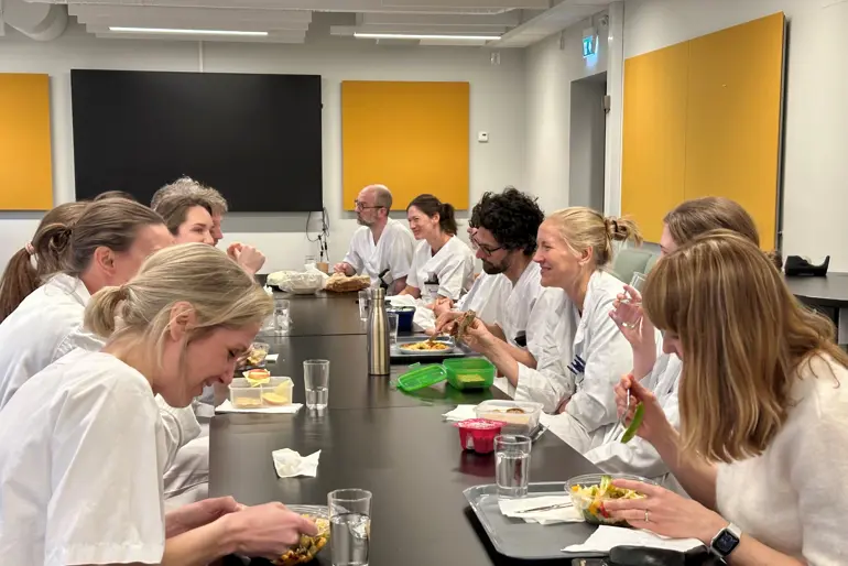 En gruppe mennesker som spiser ved et bord