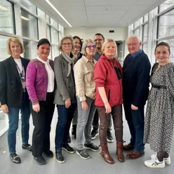 En gruppe mennesker som poserer for et bilde