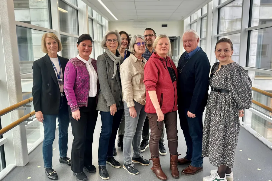 En gruppe mennesker som poserer for et bilde