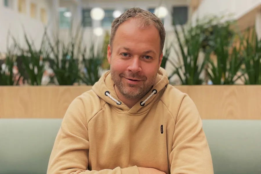 En person som sitter ved et bord