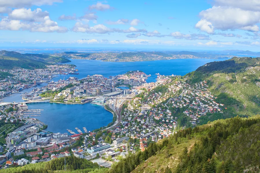Utsikt fra fjelltopp av by