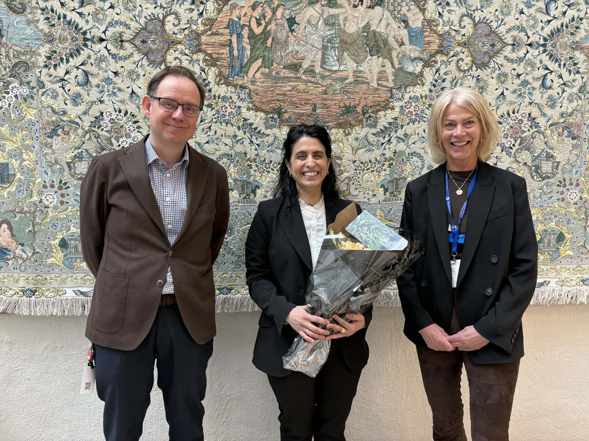 En gruppe mennesker som poserer for et bilde