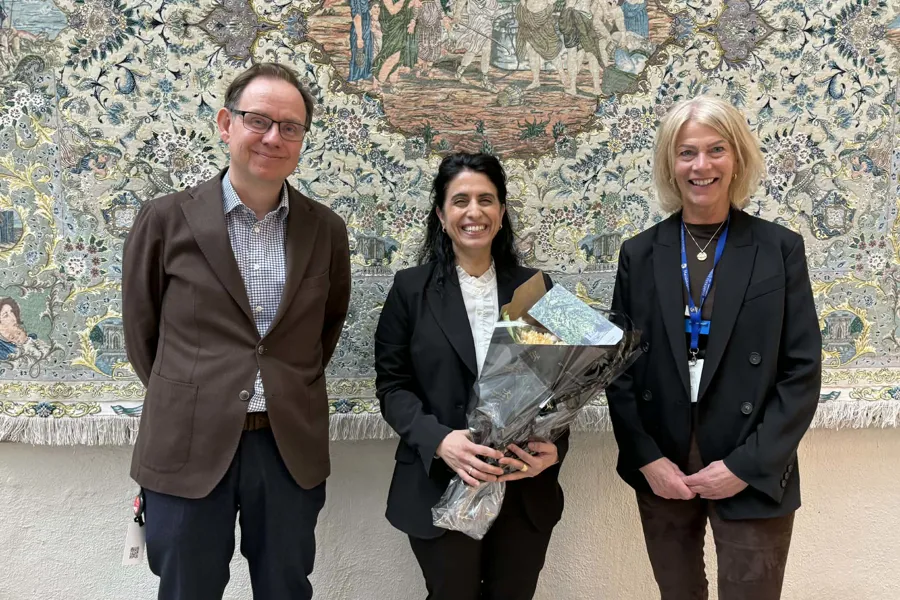 En gruppe mennesker som poserer for et bilde