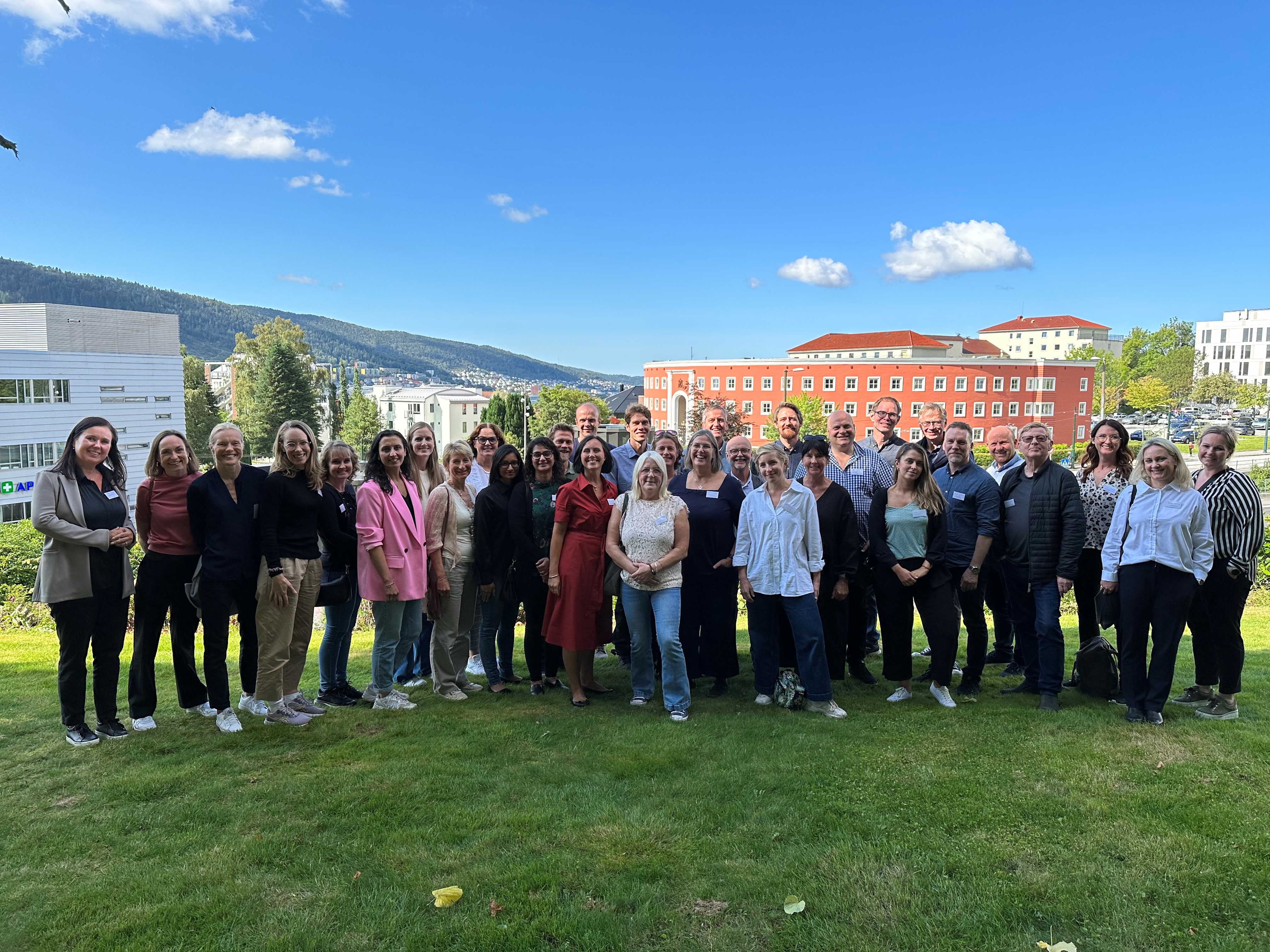 En gruppe mennesker som poserer for et bilde