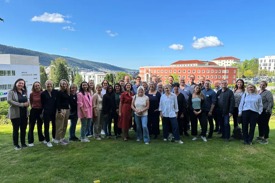 En gruppe mennesker som poserer for et bilde