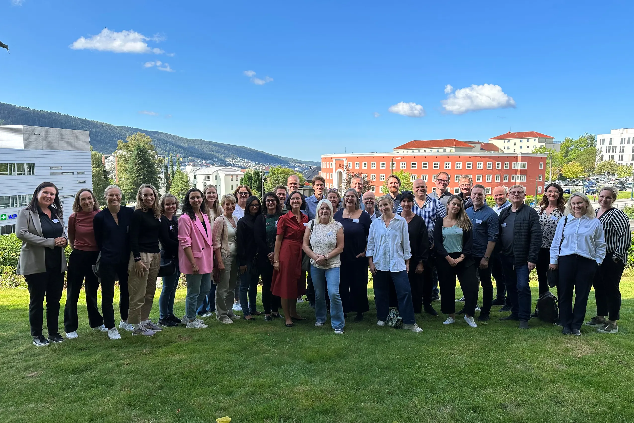 En gruppe mennesker som poserer for et bilde