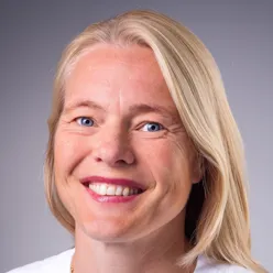 Et nærbilde av en smilende person