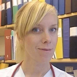 En kvinne med blondt hår