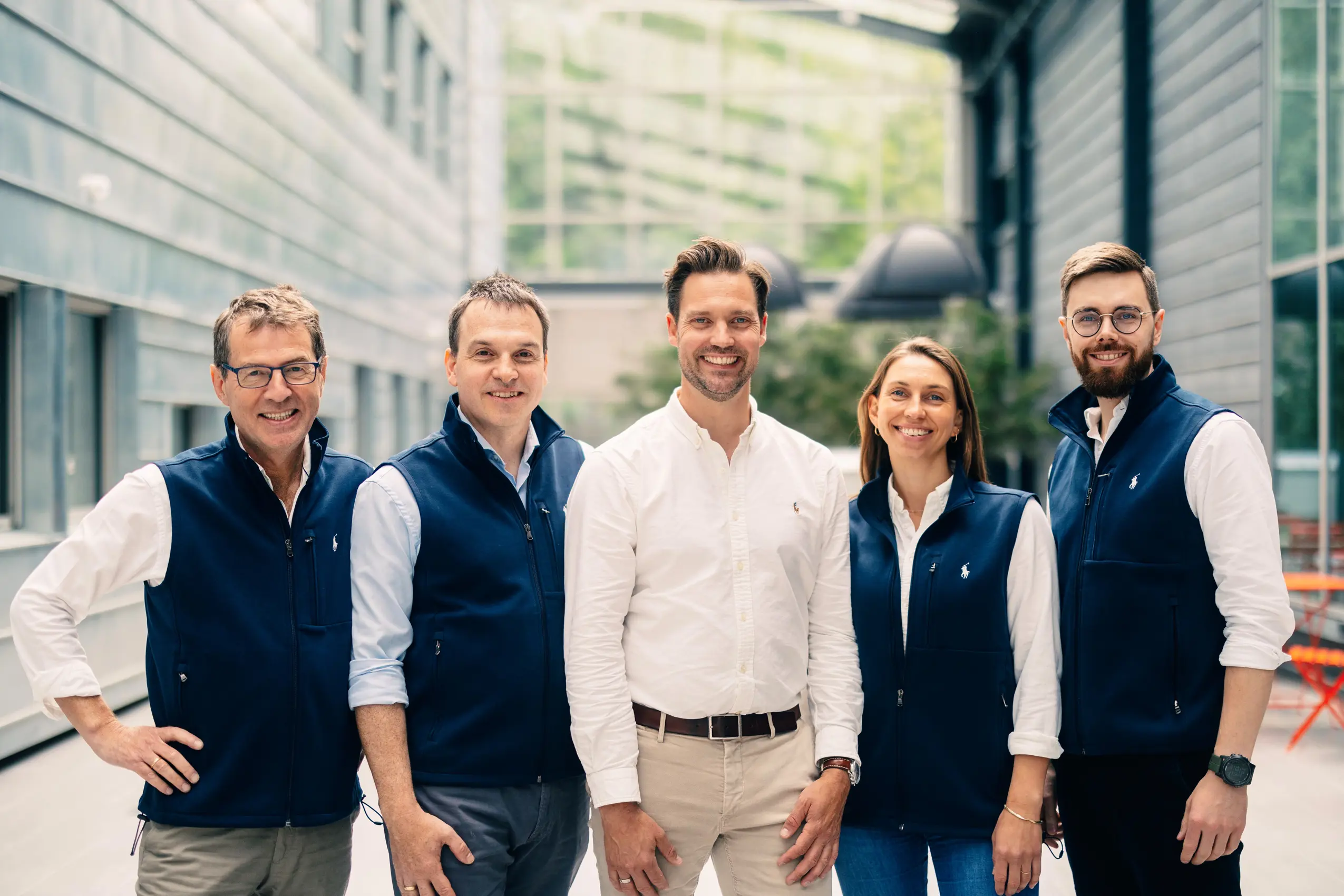 5 personer som smiler