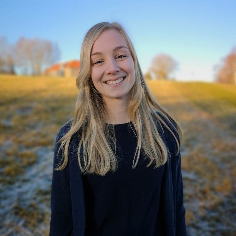 En kvinne som smiler utenfor
