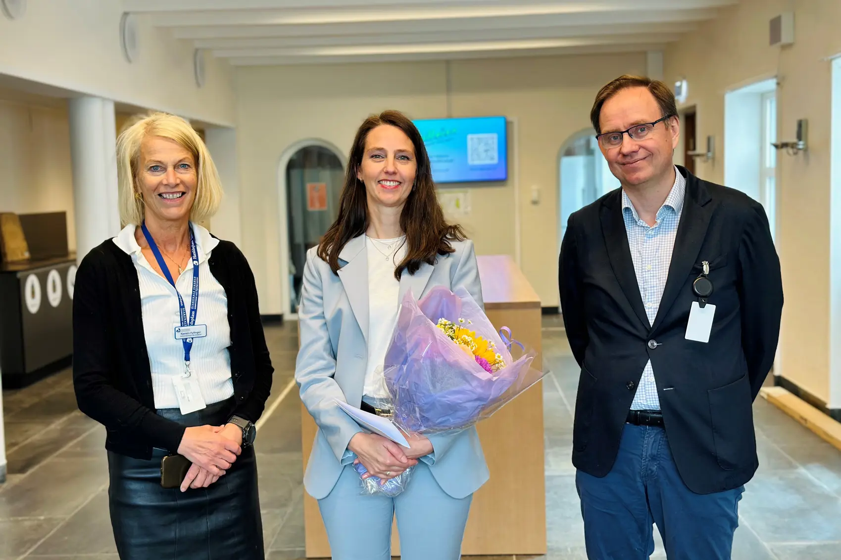 Noen forretningsfolk som står i gangen