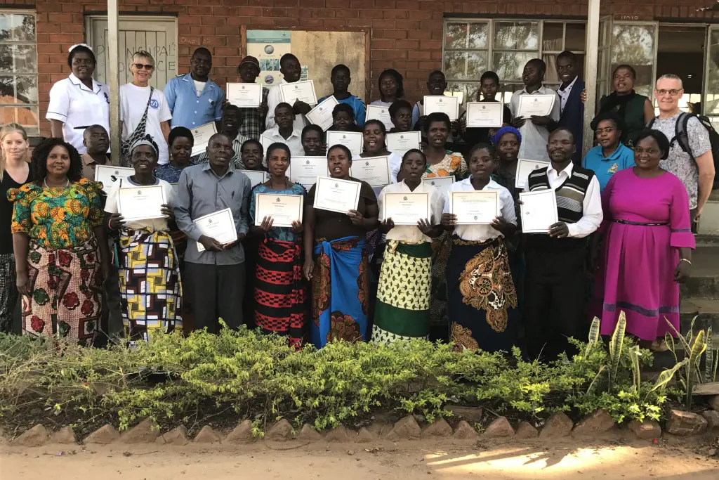 En gruppe mennesker som poserer for et bilde