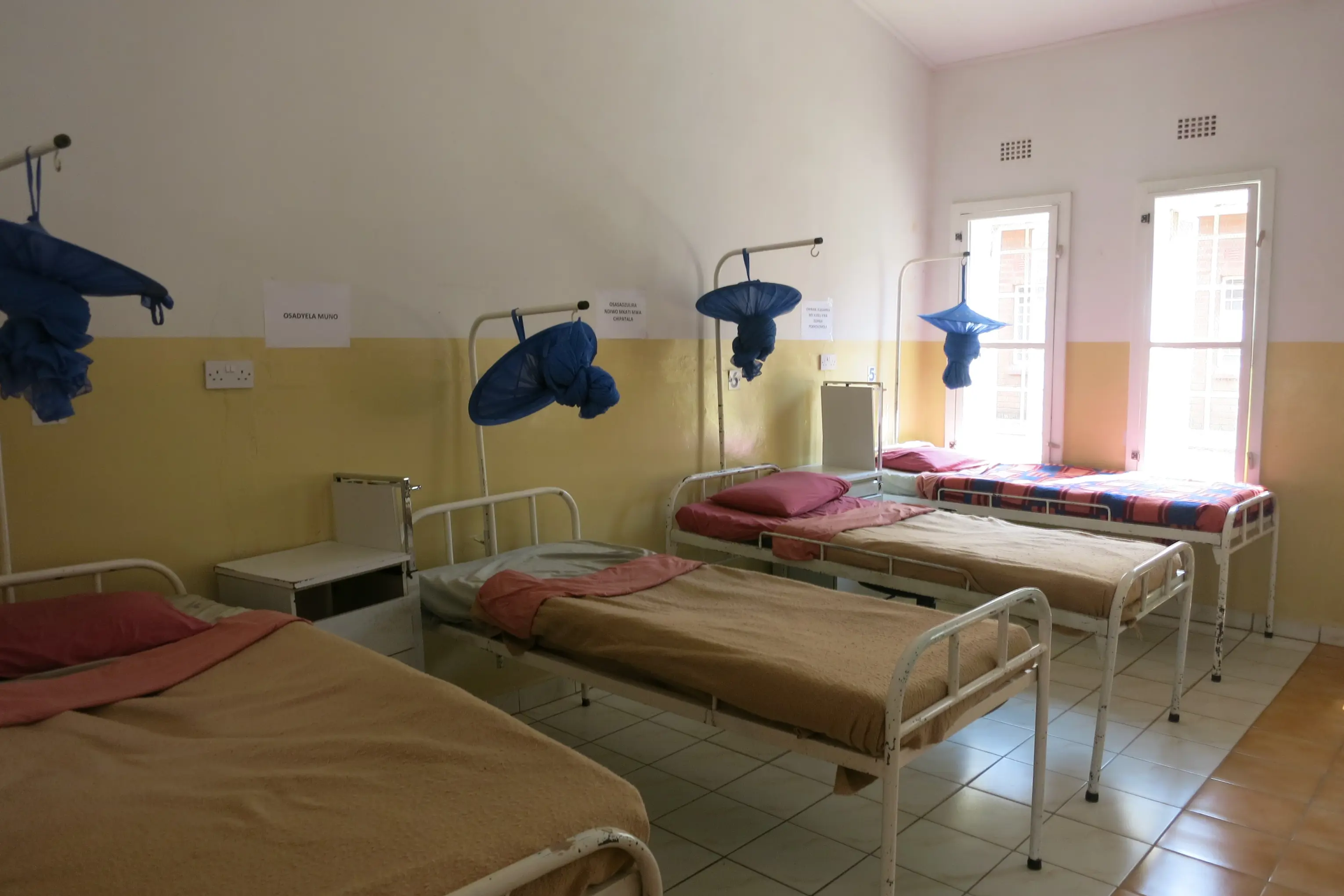 Et rom med senger og en benk