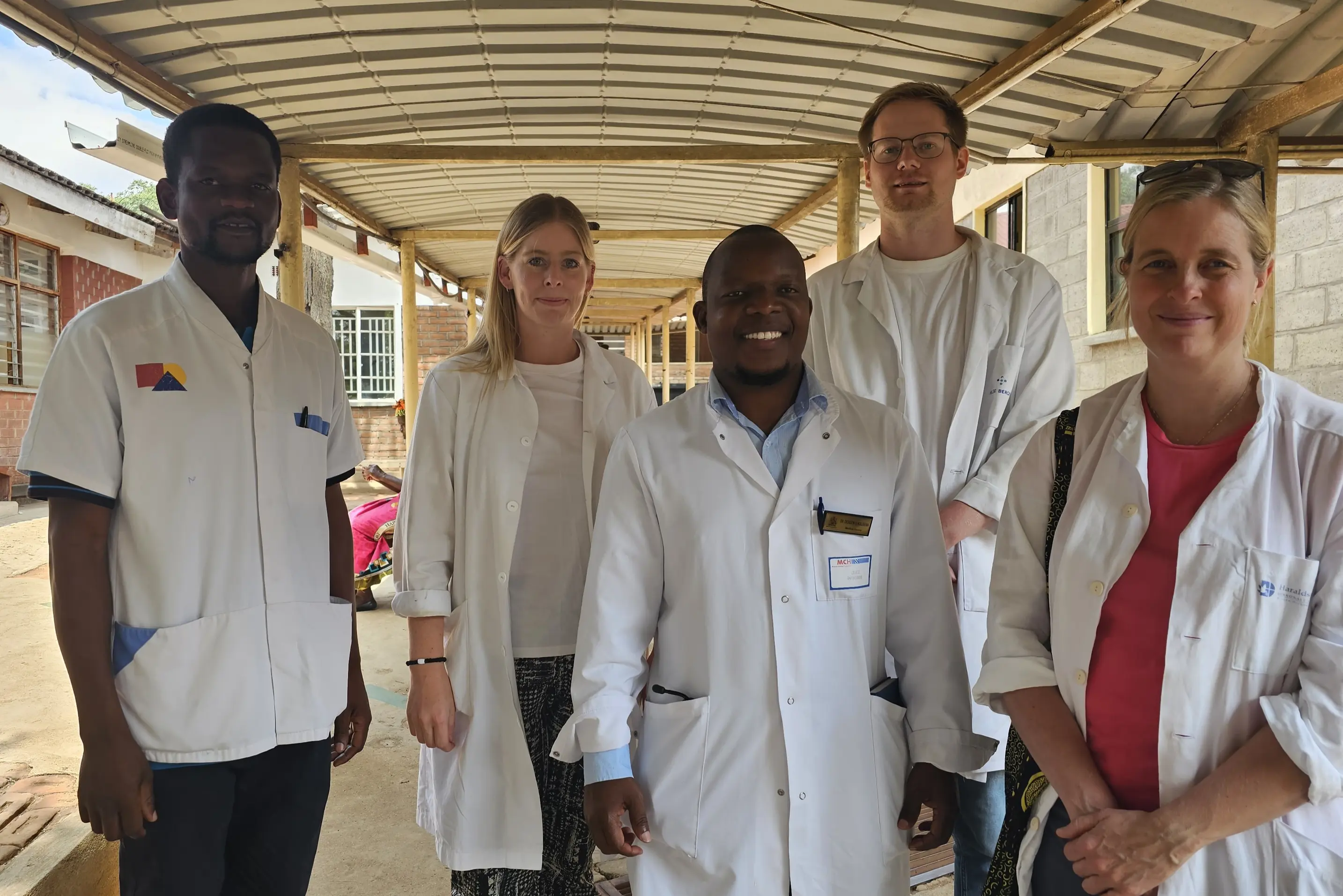 En gruppe mennesker som poserer for et bilde