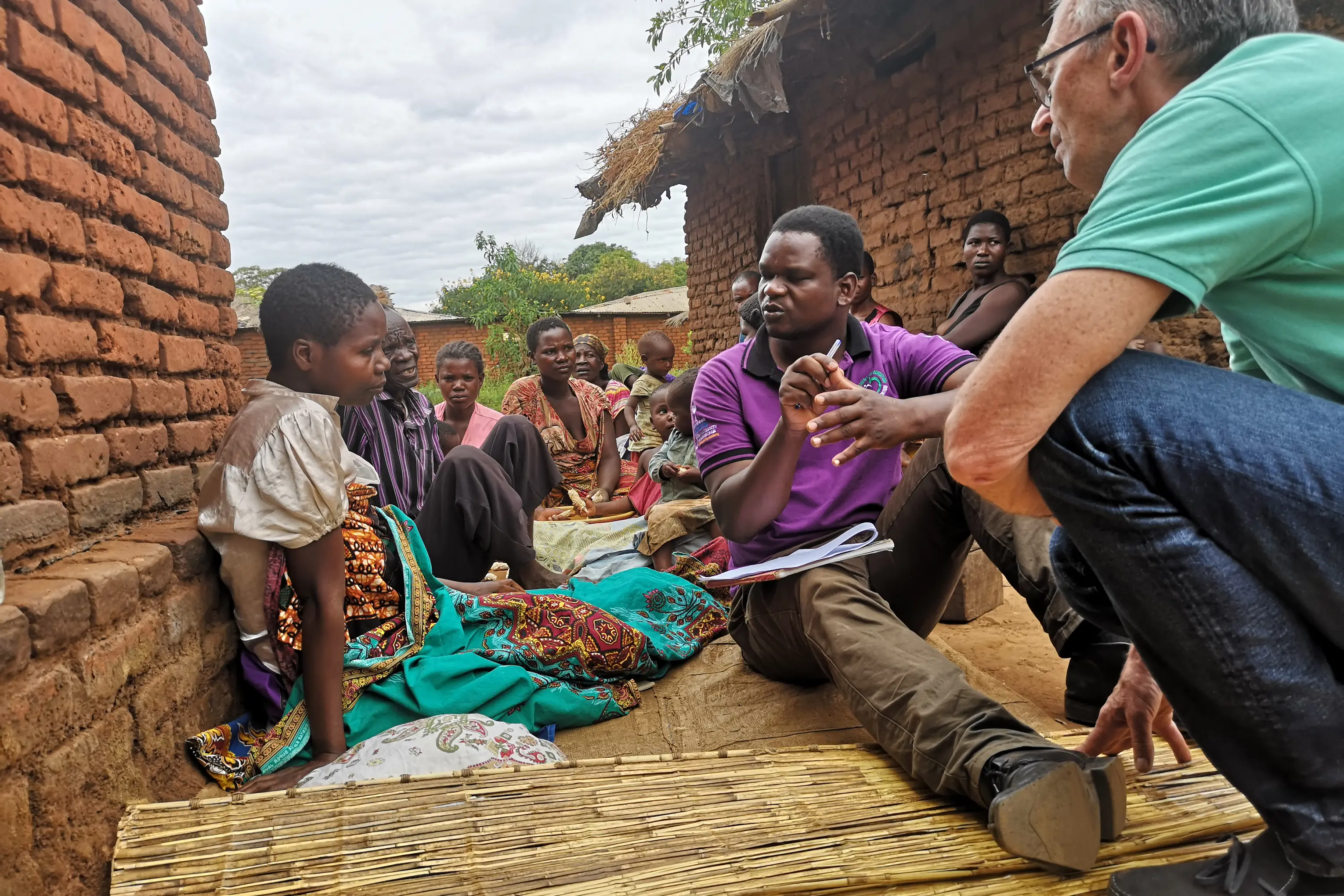 En gruppe mennesker som sitter på bakken