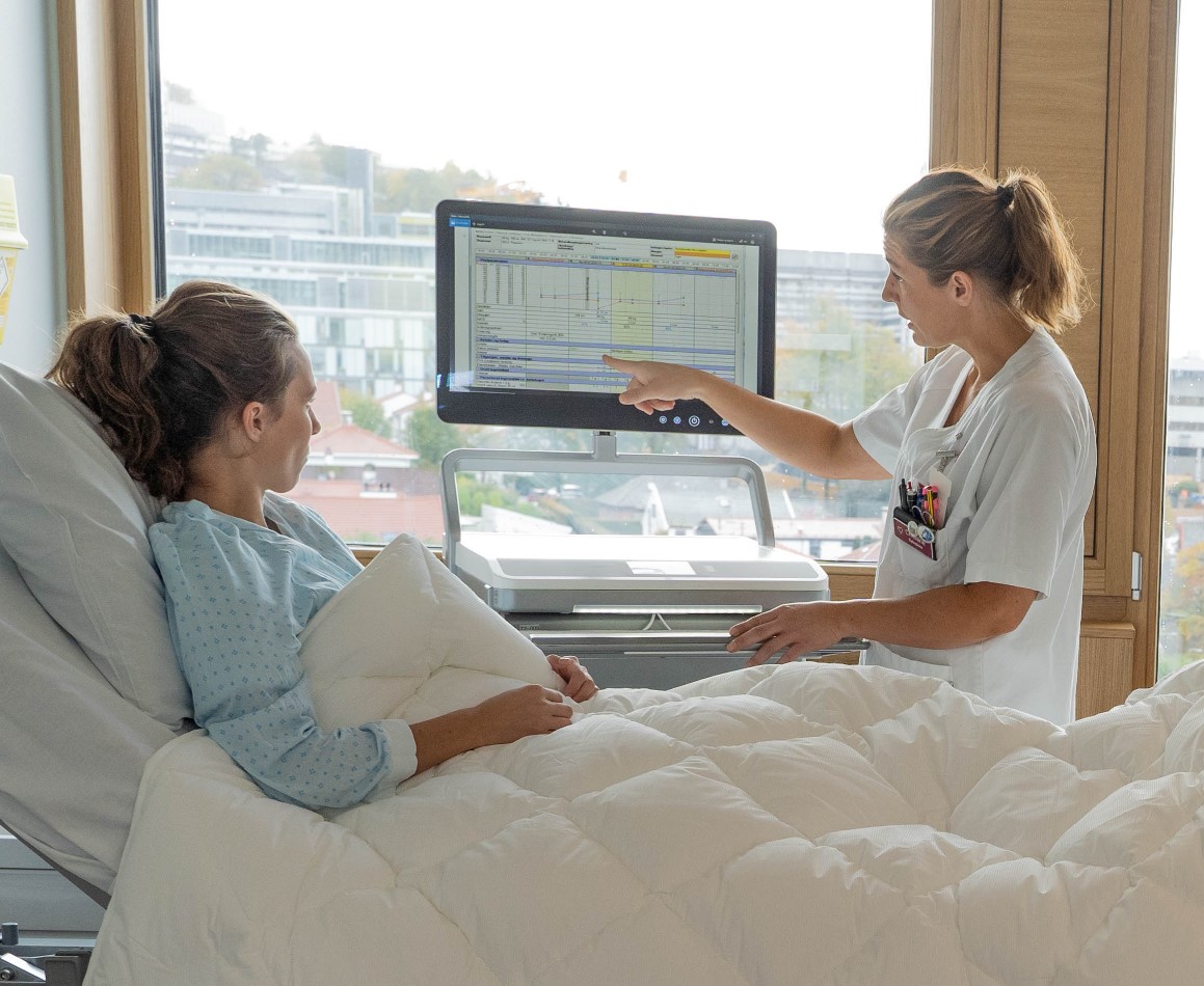 En kvinne og en baby som ser på en dataskjerm