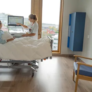 En person i en sykehusseng;