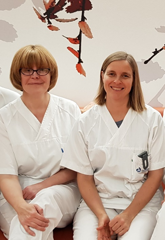 Et par kvinner i hvite skjorter