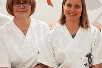 Et par kvinner i hvite skjorter