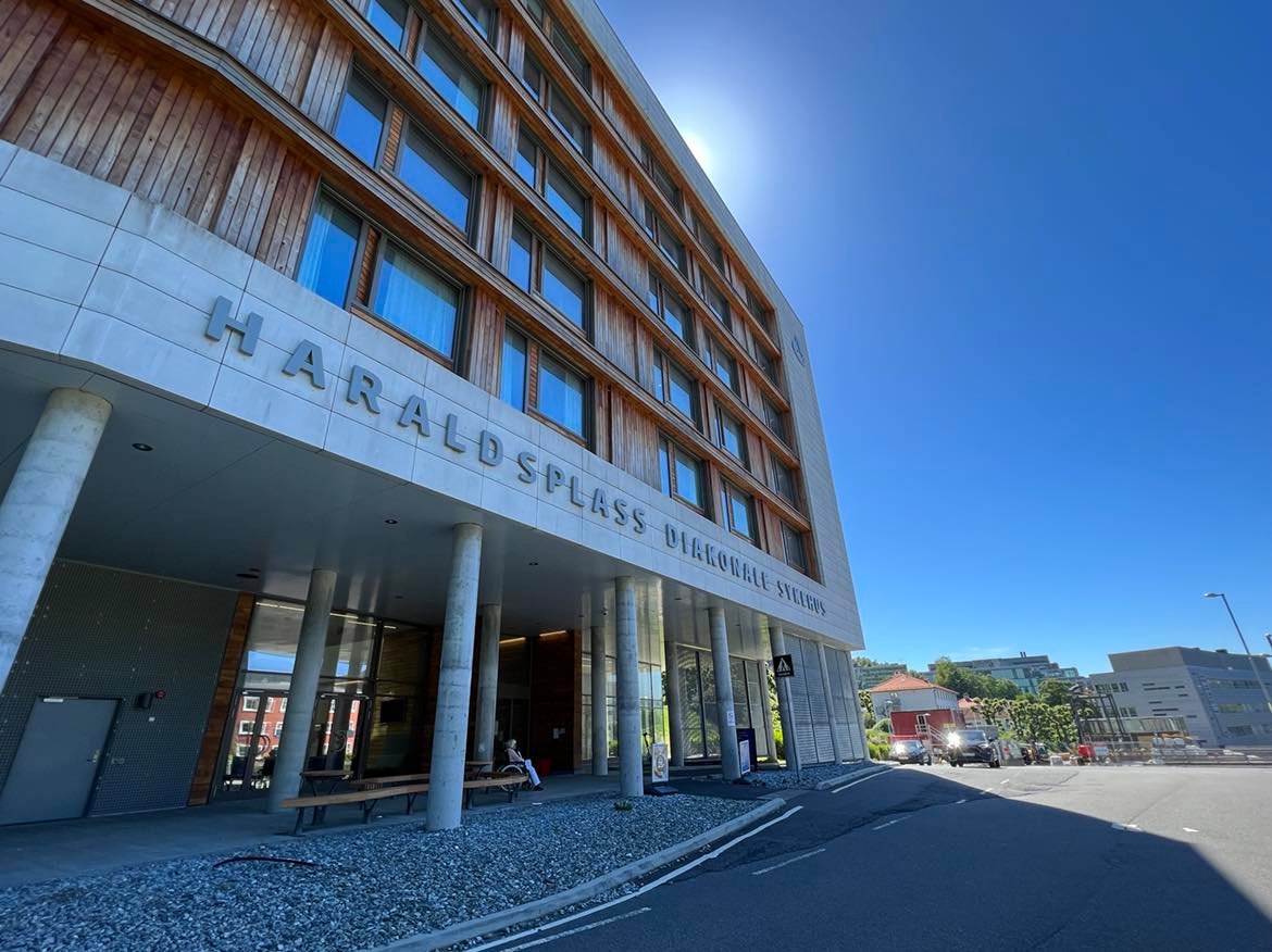 En bygning med et skilt på