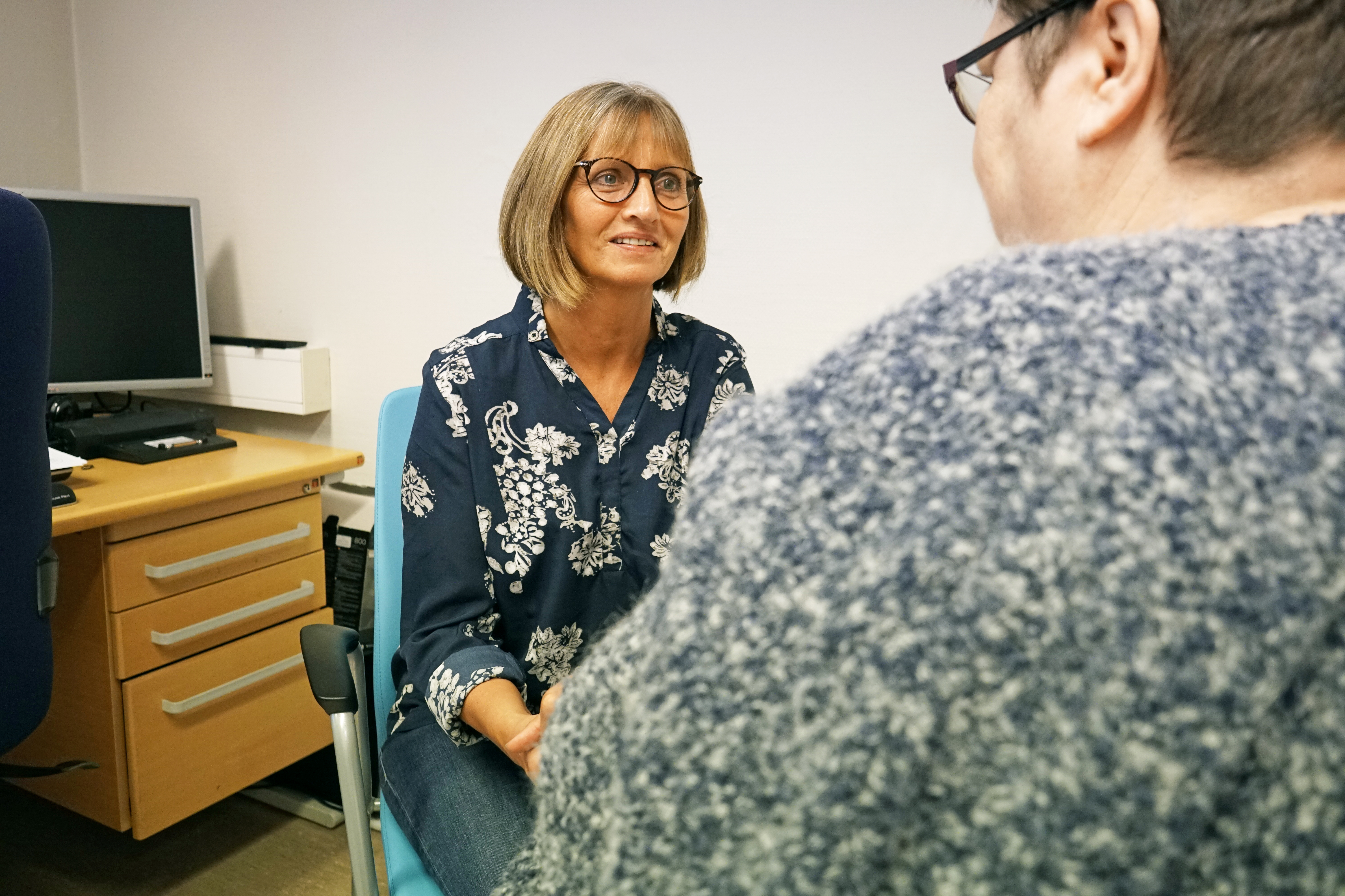 Forløpskoordinator Birthe Nesslin Bødker i samtale med pasient. foto