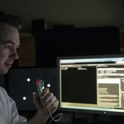 Radiolog som beskriver en undersøkelse på en PC (foto).