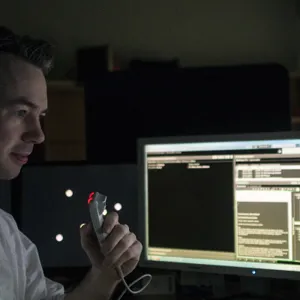 Radiolog som beskriver en undersøkelse på en PC (foto).