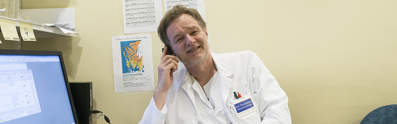 En mann i hvit frakk