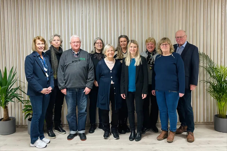 En gruppe mennesker som poserer for et bilde
