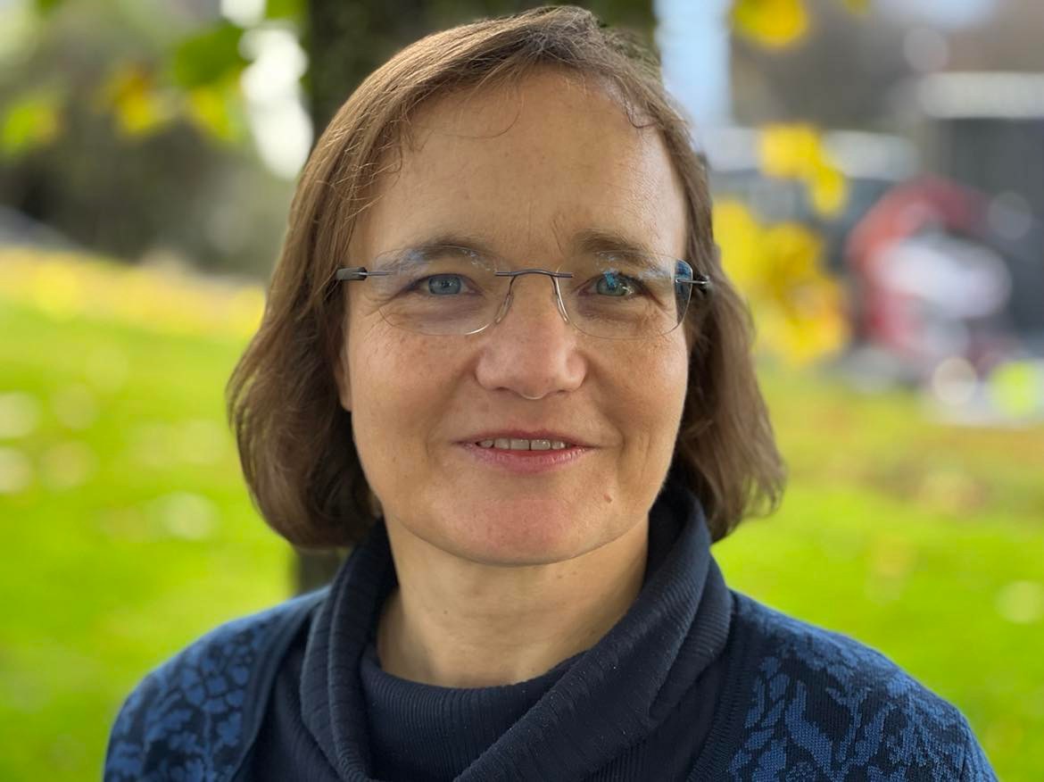 En person som bruker briller