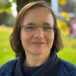 En person som bruker briller