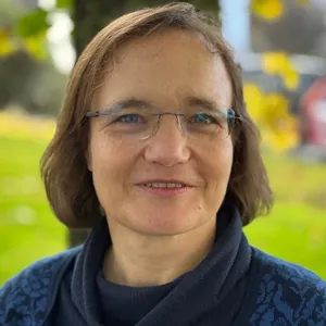 En person som bruker briller